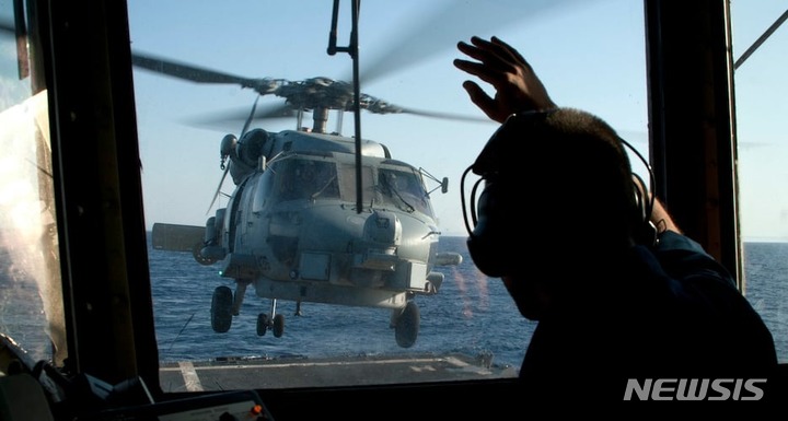 [서울=뉴시스]미 해군 제임스 E. 윌리엄스 구축함에서 이륙하는 SH-60B 씨호크 헬리콥터. (출처=미 해군) 2005.1.9.