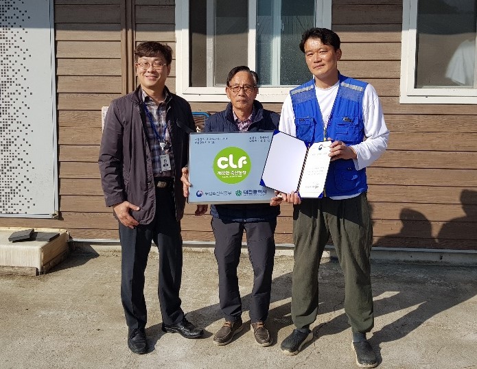 [대전=뉴시스]조명휘 기자 = 권용진 대전 서구 봉곡농장 대표가 대전시로부터 '깨끗한 축산농장 1호' 지정서와 현판을 전달받고 있다. (사진= 대전시 제공) 2022.11.02. photo@newsis.com *재판매 및 DB 금지