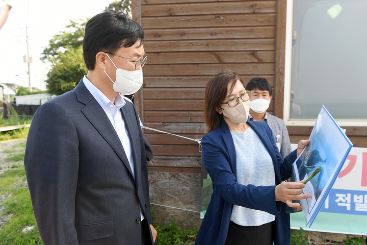 [안산=뉴시스] 이민근 경기 안산시장이 지난 7월 28일 대부도 구봉도 일원 관광시설 현장점검하며 시 관계자로부터 현황을 보고받고 있다. (사진=안산시 제공) 2022.11.02. photo@newsis.com *재판매 및 DB 금지