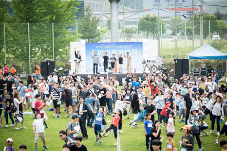 [진주=뉴시스] 무림 종이비행기 날리기 대회 *재판매 및 DB 금지