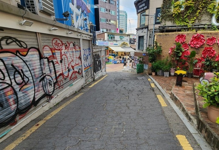 [서울=뉴시스] 홍대 클럽거리 인근 골목 경사로. (제공=마포구)