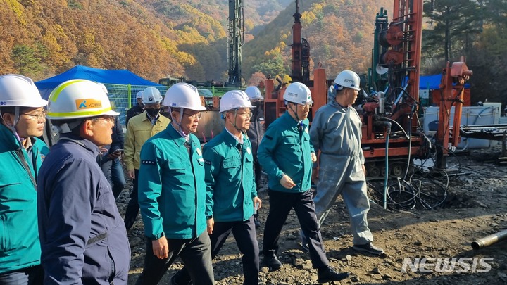 [서울=뉴시스] 노동자 2명이 고립된 경북 봉화군 광산 매몰사고 현장을 찾은 이정식 고용노동부 장관. (사진=고용노동부 제공) 2022.11.2 photo@newsis.com 
