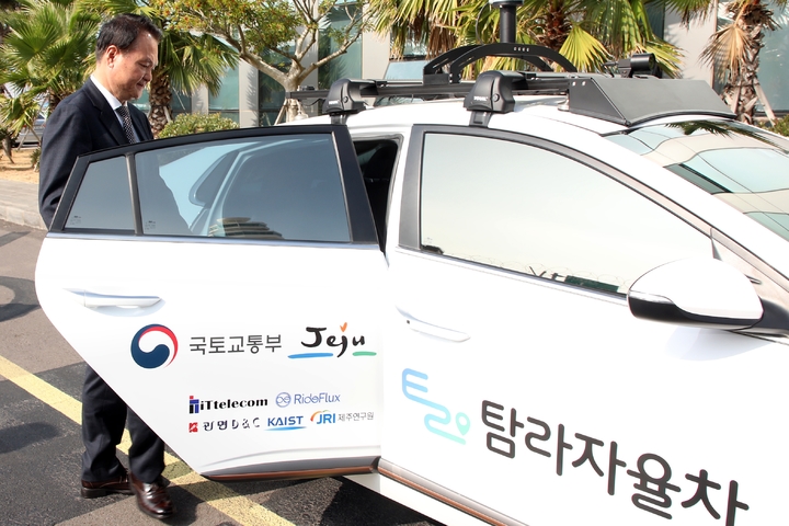 [제주=뉴시스] 2일 ‘탐라자율차’ 서비스 시승식에서 김희현 제주도 정무부지사가 자율주행 자동차에 탑승하고 있다. (사진=제주도 제공) 2022.11.02. photo@newsis.com *재판매 및 DB 금지