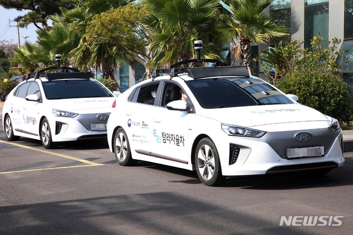 [제주=뉴시스] 2일 제주국제공항 인근 해안도로에서 ‘탐라자율차’ 서비스 시승식이 열려 시승자들이 탄 자율주행 자동차가 주행하고 있다. (사진=제주도 제공) 2022.11.02. photo@newsis.com *재판매 및 DB 금지
