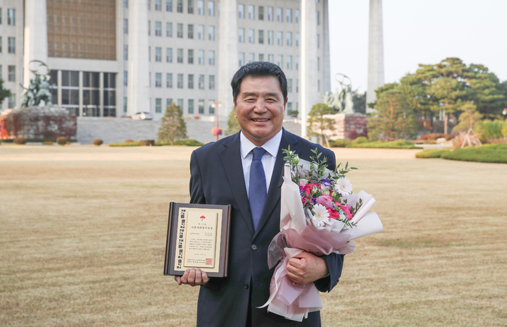 [홍성=뉴시스] 홍성군의회 이선균 의장이 1일 국회의사당 의원회관 대회의실에서 열린 제13회 서울사회복지대상 시상식에서 대회장상을 수상한 후 기념촬영을 하고 있다. *재판매 및 DB 금지