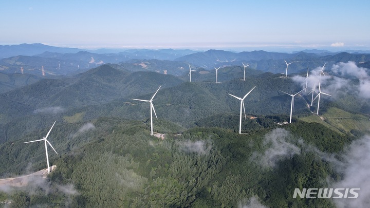 [서울=뉴시스] 가덕산 1단계 풍력발전 단지. (사진=루트에너지 제공) 2022.11.02. photo@newsis.com