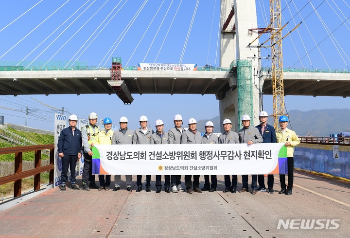 [창원=뉴시스] 경남도의회 건설소방위, 경남도 행정사무감사 앞두고 2일 김해 한림~생림 국지도60호선 건설 현장 점검.(사진=경남도의회 제공)2022.11.02.  photo@newsis.com