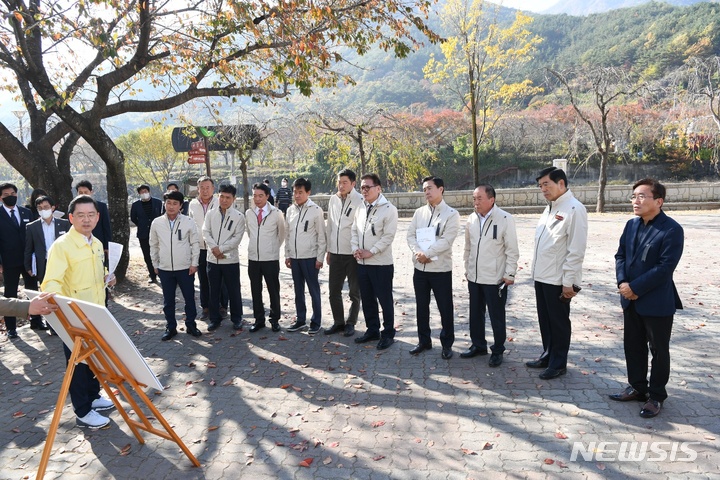 [창원=뉴시스] 경남도의회 농해양수산위원회, 경남도 행정사무감사 앞두고 2일 하동세계차엑스포조직위 방문 점검.(사진=경남도의회 제공)2022.11.02.  photo@newsis.com