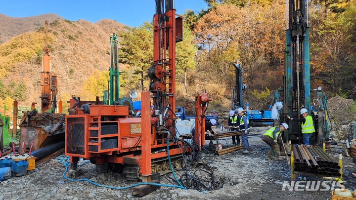  [봉화=뉴시스] 김진호 기자 = 광부 매몰사고가 발생한 경북 봉화군 아연 광산에서 2일 구조당국이 매몰된 작업자들의 생존확인을 위한 시추작업을 하고 있다. 2022.11.02&nbsp; kjh9326@newsis.com