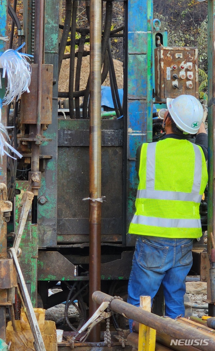 [봉화=뉴시스] 김진호 기자 = 광부 매몰사고가 발생한 경북 봉화군 아연 광산에서 2일 구조당국이 매몰된 작업자들의 생존확인을 위한 시추작업을 하고 있다. 2022.11.02&nbsp; kjh9326@newsis.com