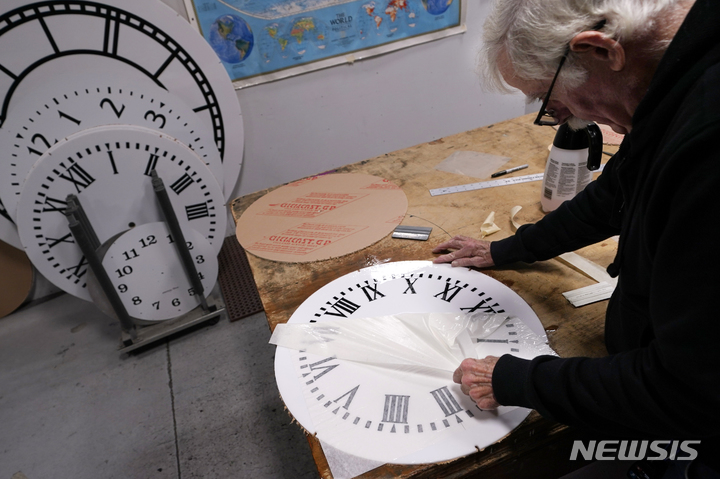 [메드필드=AP/뉴시스] 1일(현지시간) 미 매사추세츠주 메드필드에 있는 일렉트릭 타임 컴퍼니에서 한 직원이 시계를 만들고 있다. 지난 3월 둘째 일요일에 시작했던 미주 지역의 일광절약시간제(서머타임)가 오는 6일 오전 2시에 종료돼 시간이 한 시간 늦춰진다. 2022.11.01.