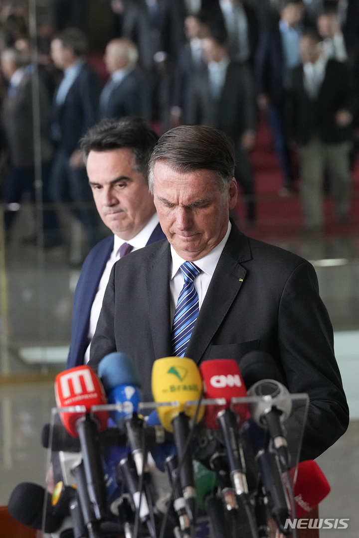 [브라질리아=AP/뉴시스] 브라질 대선에서 패한 자이르 보우소나루 브라질 대통령이 2022년 11월1일 브라질리아의 관저에서 연설하고 있다. 보우소나루 대통령은 대선 패배 이후 침묵을 깨고 2분간 짧은 연설에 나선 그는 자신을 위해 투표했지만 패배를 인정하지 않은 유권자들에 감사를 표했다. 