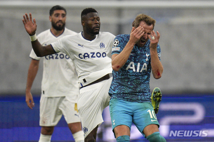 [마르세유=AP/뉴시스] 유럽챔피언스리그 토트넘전에서 해리 캐인을 가격하는 마르세유 찬셀 음벰바. 2022.11.03.