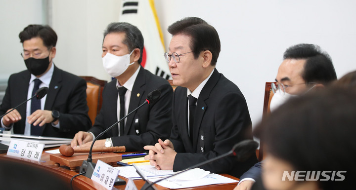 [서울=뉴시스] 고범준 기자 = 이재명 더불어민주당 대표가 2일 서울 여의도 국회에서 열린 최고위원회의에서 발언하고 있다. 2022.11.02. bjko@newsis.com