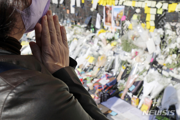 [서울=뉴시스] 최동준 기자 =지난 2일 서울 용산구 이태원역 1번 출구 앞에 마련된 '이태원 참사' 희생자 추모 공간에서 한 시민이 기도를 하고 있다. 2022.11.03. photocdj@newsis.com