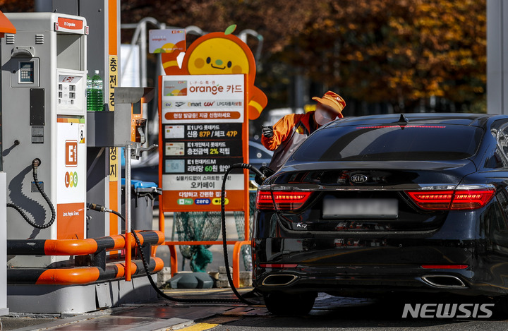 [과천=뉴시스] 정병혁 기자 = 2일 오전 경기 과천시 E1 LPG 가스충전소에서 차량이 LPG 충전을 하고 있다. 2022.11.02. jhope@newsis.com