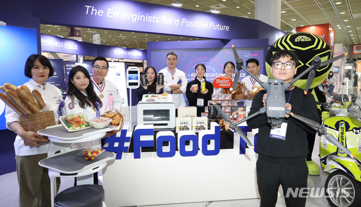 [서울=뉴시스] 조수정 기자 = 2일 서울 강남구 코엑스에서 개막한 코엑스 푸드위크 제17회 서울국제식품산업전에서 동시 개최되는 코리아 푸드테크산업전 참가 기업 관계자들이 최신 푸드 테크 제품들을 소개하고 있다. 코리아 푸드테크산업전은 대체식품, 스마트팜, 개인맞춤형 식품, 제로 웨이스트, 서비스로봇 등 다양한 푸드테크 혁신 제품과 신기술을 만나볼 수 있다. 한편 코엑스 푸드위크는 베이커리페어, 코리아 푸드테크산업전, 드링크&디저트 쇼 등과 함께 오는 5일까지 나흘간 열린다. 2022.11.02. chocrystal@newsis.com
