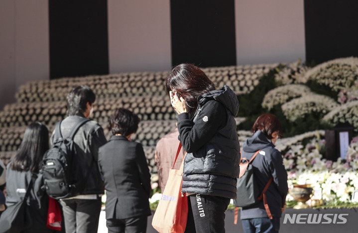 [서울=뉴시스] 김근수 기자 = 2일 오후 이태원 사고 참사 합동분향소가 마련된 서울광장에서 한 추모객이 분향을 마치고 눈물을 닦고있다. 2022.11.02. ks@newsis.com
