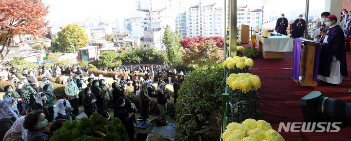 [서울=뉴시스] 추상철 기자 = 2일 오후 서울 용산구 천주교 용산성당에서 '이태원 참사' 희생자를 추모하는 위령의 날 미사가 열리고 있다. 2022.11.02. scchoo@newsis.com