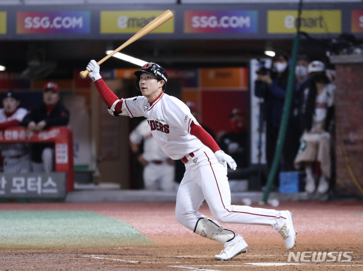 [인천=뉴시스] 김금보 기자 = 2일 오후 인천 SSG랜더스필드에서 열린 2022 KBO 한국시리즈 2차전 키움 히어로즈와 SSG 랜더스의 경기, 1회말 1사 1,3루 키움 박성한이 1타점 내야 땅볼을 치고 출루하고 있다. 2022.11.02. kgb@newsis.com