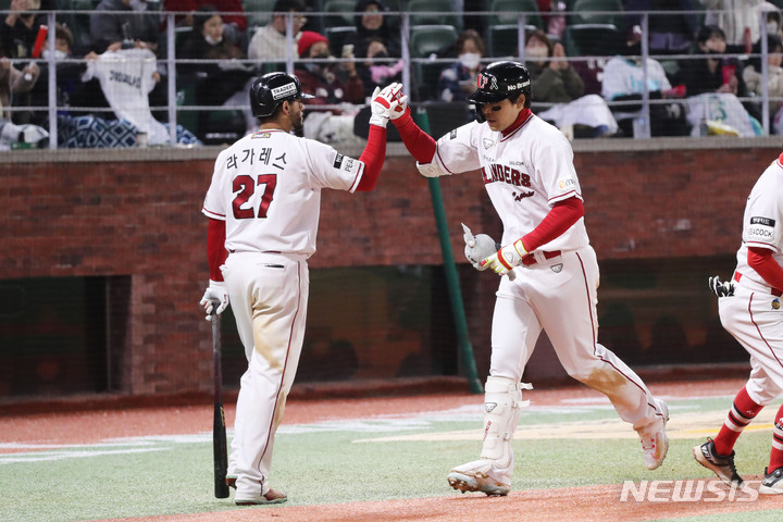 [인천=뉴시스] 권창회 기자 =2일 오후 인천 SSG랜더스필드에서 열린 2022 KBO 한국시리즈 2차전 키움 히어로즈와 SSG 랜더스의 경기, 7회말 1사 SSG 한유섬이 1점 홈런을 친 뒤 그라운드를 돌고 있다. 2022.11.02. kch0523@newsis.com