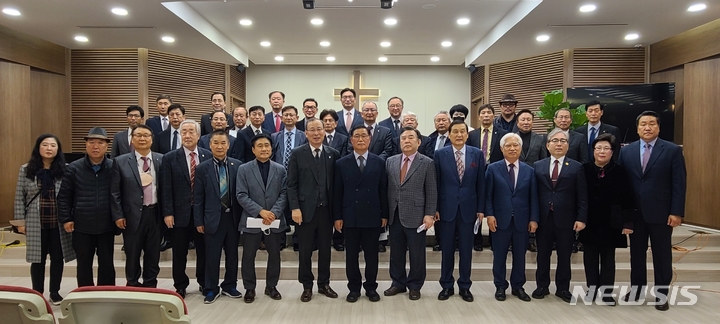 [서울=뉴시스] 한국교회총무회는 지난달 31일 서울 여의도순복음교회 베들레헴 성전에서 정기총회를 열고, 기독교대한하나님의성회(기하성) 총무인 엄진용 목사를 회장에 추대했다. 사진은 기념촬영 모습. (사진=한국교회총무회 제공) 2022.11.03. photo@newsis.com *재판매 및 DB 금지