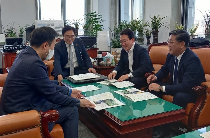 [대구=뉴시스] 민주당 대구시당 강민구(사진 왼쪽부터 3번째) 위원장과 권택흥(사진 왼쪽부터 4번째) 달서갑위원장이 국회 우원식(사진 왼쪽 2번째) 예산결산위원장을 방문해 대구시의 내년도 국비예산 확보를 위한 협력을 요청하고 있다(사진=대구시 제공) 2022.11.03 photo@newsis.com *재판매 및 DB 금지