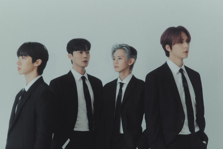  [서울=뉴시스] 하이라이트 미니 4집 '애프터 선셋(AFTER SUNSET)' 주얼반 단체 사진 2022.11.03. (사진= 어라운드어스 제공) photo@newsis.com *재판매 및 DB 금지