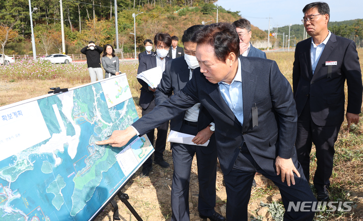 [창원=뉴시스] 홍정명 기자=박완수 경남도지사가 3일 창원시 마산합포구 구산면 마산로봇랜드를 찾아 로봇랜드 2차 건설사업과 인근 구산해양관광단지 조성사업 현황 설명을 들은 후 관계자와 얘기하고 있다.(사진=경남도 제공) 2022.11.03. photo@newsis.com