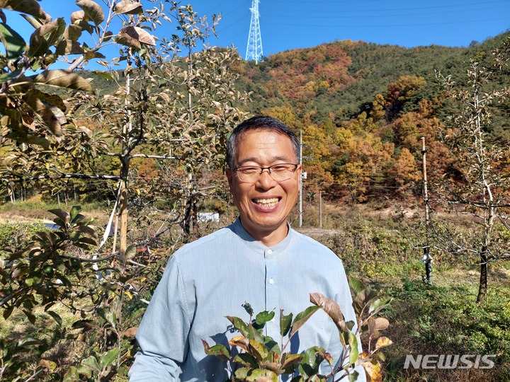 [창원=뉴시스] 홍정명 기자= 제12회 경남도 친환경 생태농업대상 개인 부문 대상 수상자인 창녕군 이철호 씨.(사진=경남도 제공)2022.11.03. photo@newsis.com