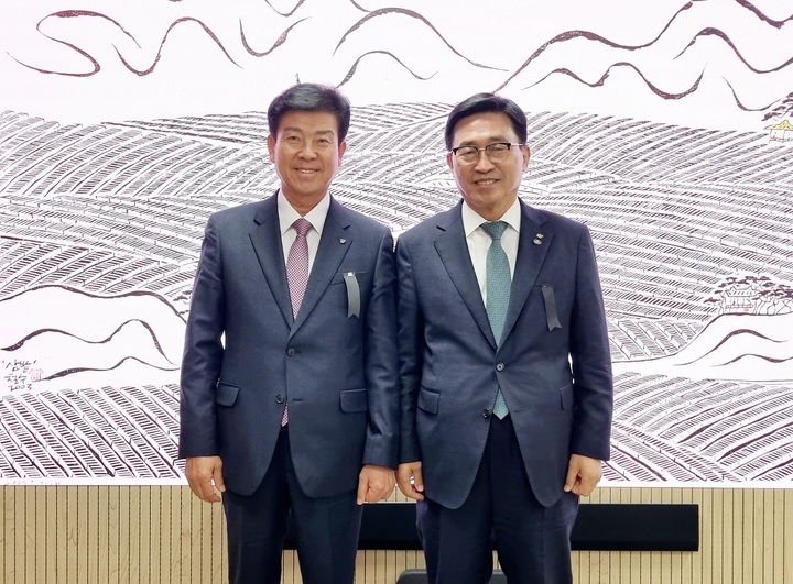 [세종=뉴시스] 김춘진 한국농수산식품유통공사(aT) 사장(오른쪽)과 박범인 금산군수가 간담회 후 사진 촬영을 하고 있다. (사진=aT 제공) *재판매 및 DB 금지