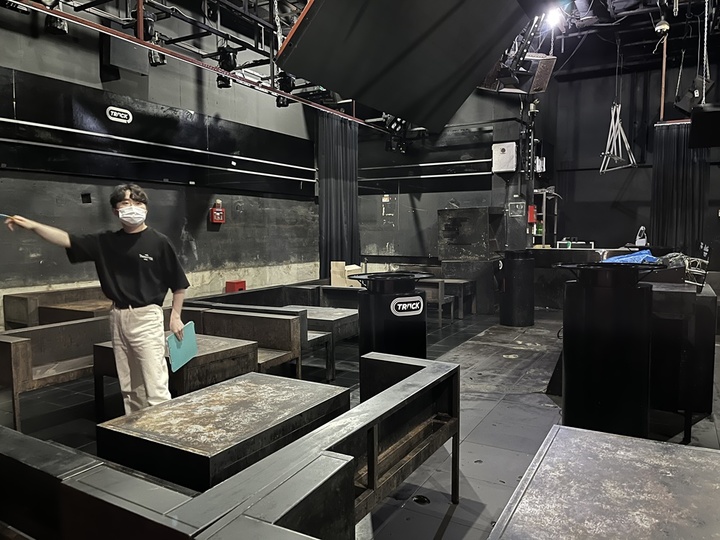 [서울=뉴시스] 홍대지역 춤허용업소 안전점검을 하는 마포구 직원.(제공=마포구)