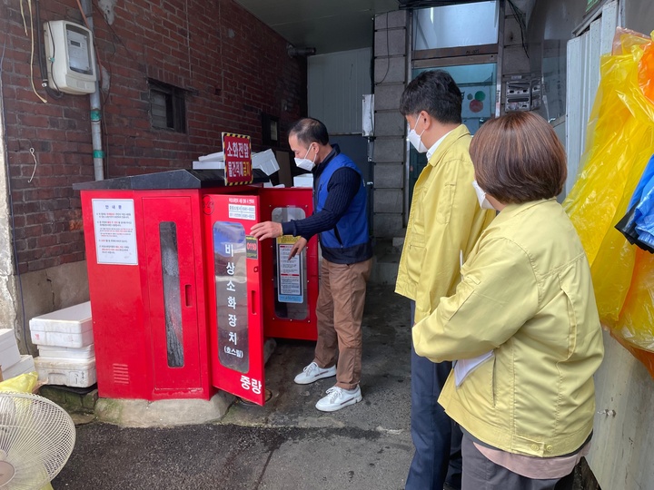 [서울=뉴시스]지난 5월 중랑구 안전점검 현장.(사진=중랑구 제공)