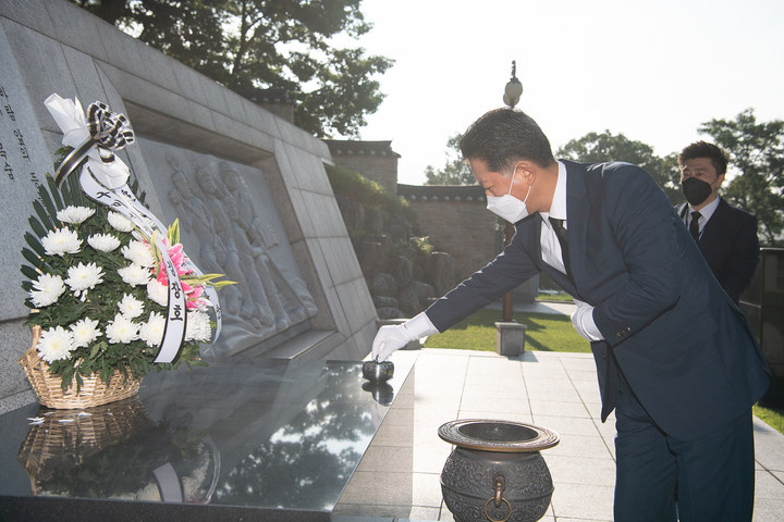 김장호 구미시장이 호국 영령을 추모하며 분향하고 있다. *재판매 및 DB 금지