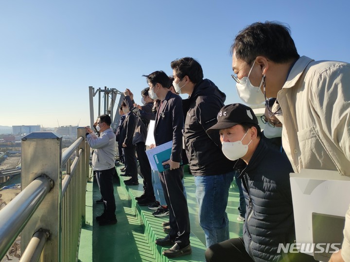 [인천=뉴시스] 이루비 기자 = 인천 미추홀구 용현·학익지구 '날림먼지' 점검. (사진=인천시의회 제공) 2022.11.03. photo@newsis.com *재판매 및 DB 금지