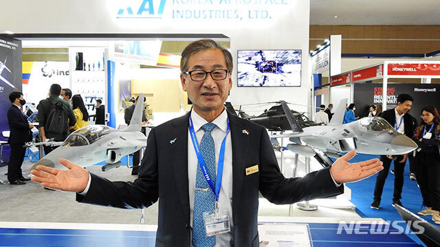 [자카르타=뉴시스] 강구영 한국항공우주산업(KAI) 사장이 지난 2일(현지시간) 인도네시아 자카르타 JI엑스포 전시장에서 열린 방위산업전시회 '인도 디펜스 2022'에서 KF-21 전투기(뒷쪽 오른쪽) 및 FA-50 경공격기(뒷편 왼쪽)의 모형을 소개하고 있다. (사진=국방부 공동취재단 제공) 2022.11.03