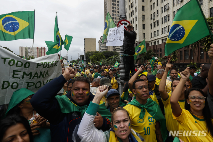 [리우데자네이루=AP/뉴시스] 자이르 보우소나루 대통령 지지자들이 2022년 1일(현지 시간) 브라질 리우데자네이루주에서 대선 패배에 불복하는 시위를 벌이고 있다. 2025.03.27.