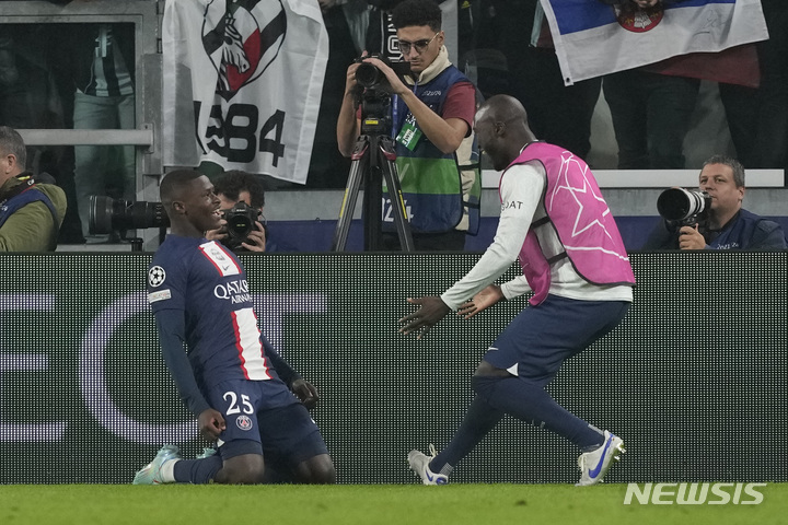 [토리노=AP/뉴시스] 파리 생제르맹 누누 멘데스가 챔피언스리그 유벤투스전에서 골을 넣은 뒤 기뻐하고 있다. 2022.11.03.