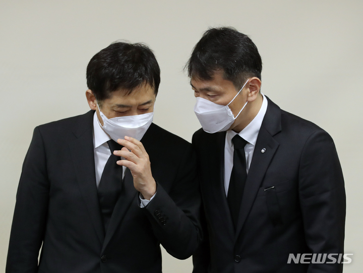 [서울=뉴시스] 김금보 기자 = 김주현 금융위원장(왼쪽)과 이복현 금융감독원장이 3일 오전 서울 중구 은행회관에서 열린 비상거시경제 금융회의 시작에 앞서 대회하고 있다. 2022.11.03. kgb@newsis.com