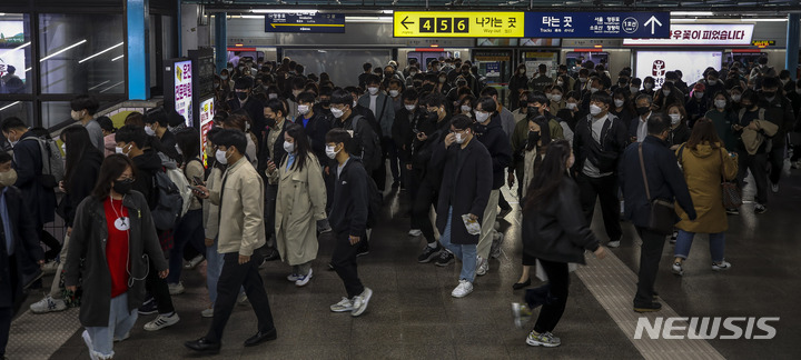 [서울=뉴시스] 정병혁 기자 = 지난 3일 오전 서울 구로구 신도림역에서 시민들이 이동하고 있다. 서울시는 서울교통공사와 함께 신도림역 등 혼잡도가 높은 지하철역을 대상으로 현장 분석에 착수하겠다고 밝혔다.  2022.11.03. jhope@newsis.com