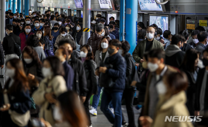 [서울=뉴시스] 정병혁 기자 = 지난 3일 오전 서울 구로구 신도림역에서 시민들이 이동하고 있다.  2022.11.03. jhope@newsis.com