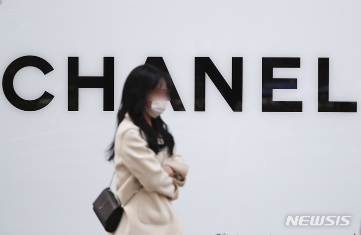 [서울=뉴시스] 김근수 기자 = 프랑스 명품 브랜드 샤넬이 한국 매장 내 전 제품 가격을 3∼11% 인상하였다. 사진은 3일 오전 서울 시내 한 백화점 샤넬 간판. 2022.11.03. ks@newsis.com