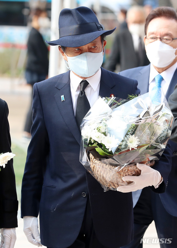 [서울=뉴시스] 이영환 기자 = 일본 집권 자민당의 아소 다로 부총재가 지난해 11월3일 오전 서울 중구 서울광장에 마련된 이태원 사고 사망자 합동 분향소를 찾아 조문을 하고 있다. 2023.01.18. 20hwan@newsis.com