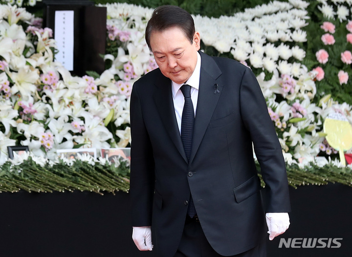 [서울=뉴시스] 이영환 기자 = 윤석열 대통령이 3일 오전 서울 중구 서울광장에 마련된 이태원 사고 사망자 합동 분향소를 찾아 조문을 마친 후 이동 하고 있다. 2022.11.03. 20hwan@newsis.com