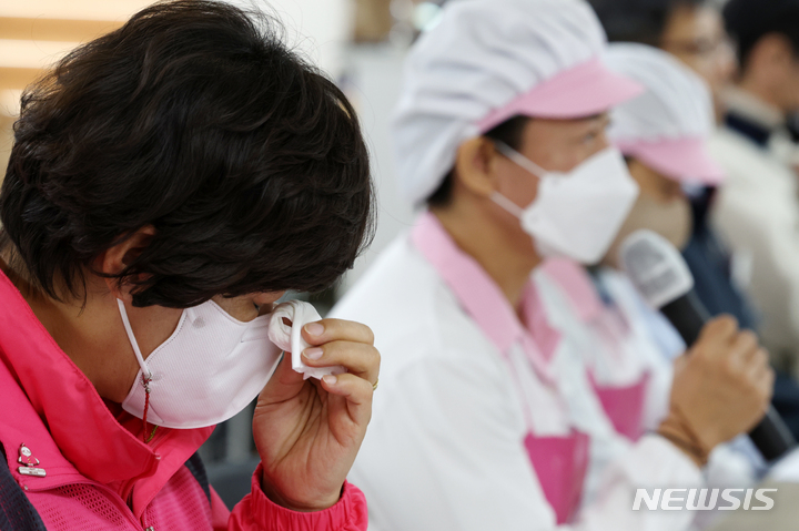[서울=뉴시스] 조성우 기자 = 김수정 전국학교비정규직노동조합 노동안전위원장이 지난 3일 오전 서울 중구 민주노총에서 열린 학교급식노동자 폐암 산재 증언대회에서 학교급식노동자의 현장 증언을 듣다 눈물을 흘리고 있다. 2022.11.22. xconfind@newsis.com