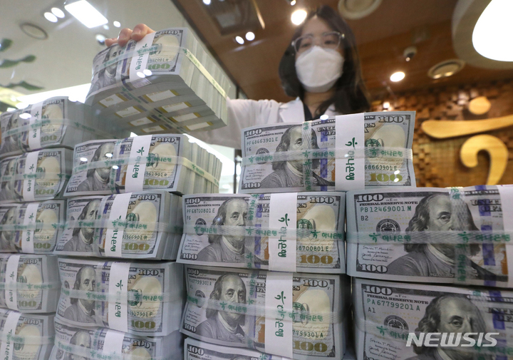 [서울=뉴시스] 김금보 기자 = 3일 오전 서울 중구 하나은행 위변조대응센터에서 직원이 달러화를 정리하고 있다. 외환 당국이 원·달러 환율 방어를 위해 달러화를 시중에 내놓으면서 외환보유액이 한 달 사이 약 27억6천만 달러 감소, 석 달 연속 줄어든 것으로 집계됐다. 한국은행이 3일 발표한 외환보유액 통계에 따르면 10월 말 기준 외환보유액은 4천140억 1천 만 달러로, 9월 말보다 27억 6천만 달러 줄었다. 2022.11.03. kgb@newsis.com