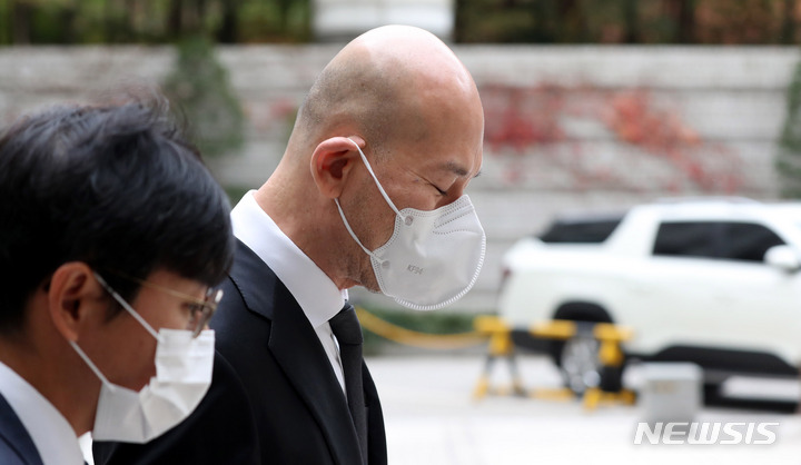 [서울=뉴시스] 추상철 기자 = 이해욱 DL 회장이 지난해 11월3일 서울 서초구 서울중앙지방법원에서 '계열사 부당지원'과 관련 항소심 선고공판에 출석하고 있다. 2022.11.03. scchoo@newsis.com