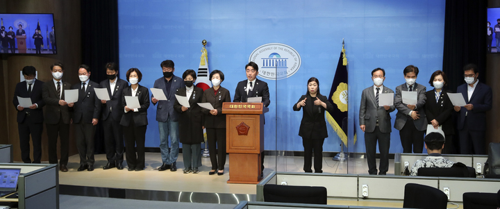 [서울=뉴시스] 최진석 기자 = 더불어민주당 정책의견·정치행동 그룹 '더좋은미래' 강훈식 대표를 비롯한 소속 의원들이 지난해 11월3일 오후 서울 여의도 국회 소통관에서 이태원 참사 관련 대통령 사과와 관련자 파면, 경질 및 국정조사 협조 요구 기자회견을 하고 있다. 2022.11.03. myjs@newsis.com
