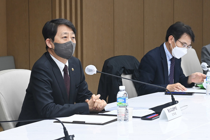 [서울=뉴시스] 조수정 기자 = 안덕근 산업통상자원부 장관이 3일 오후 서울 중구 대한상공회의소에서 EU CBAM 입법 동향 및 CBAM 관련 정부 대응방안 전달을 위해 열린 'EU 탄소국경조정매커니즘(CBAM) 대응 간담회'를 주재하고 있다. (사진=산업통상자원부 제공) 2022.11.03. photo@newsis.com *재판매 및 DB 금지