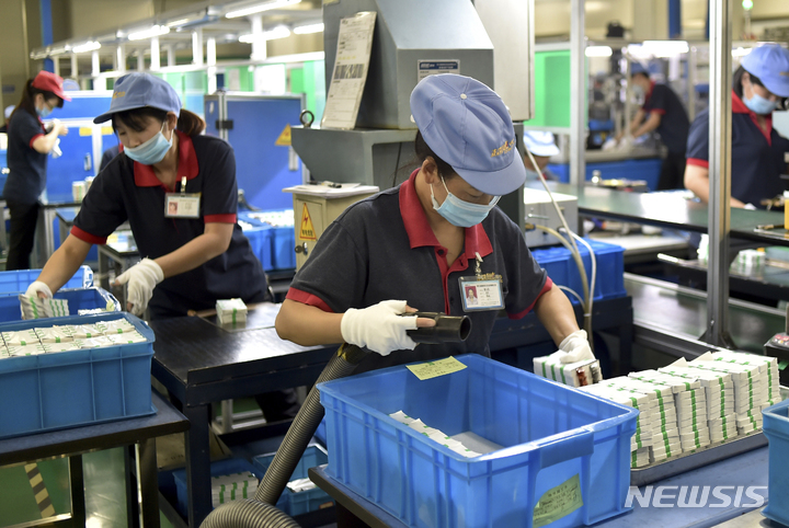 [창싱(중국 저장성)=AP/뉴시스]중국 저장(浙江)성 창싱(長興)현의 한 공장에서 근로자들이 리튬 배터리를 조립하고 있는 모습. 2023.04.14.